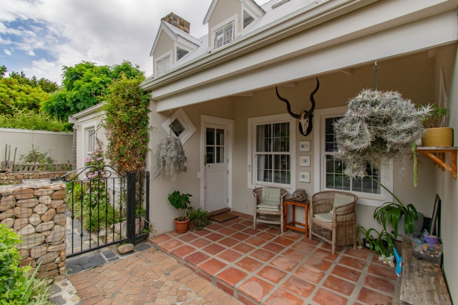 To Let 4 Bedroom Property for Rent in Somerset West Western Cape